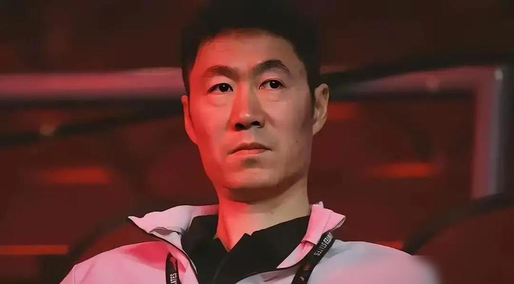 国乒热搜又爆了，但这次不是赢，是“底裤被扒”。王曼昱凌晨两点还在馆里加练，体能师