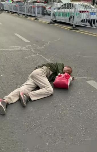 大爷的业务能力，太渣。但大爷的操守...还在！太尴尬了！女子路遇倒地大爷，刚