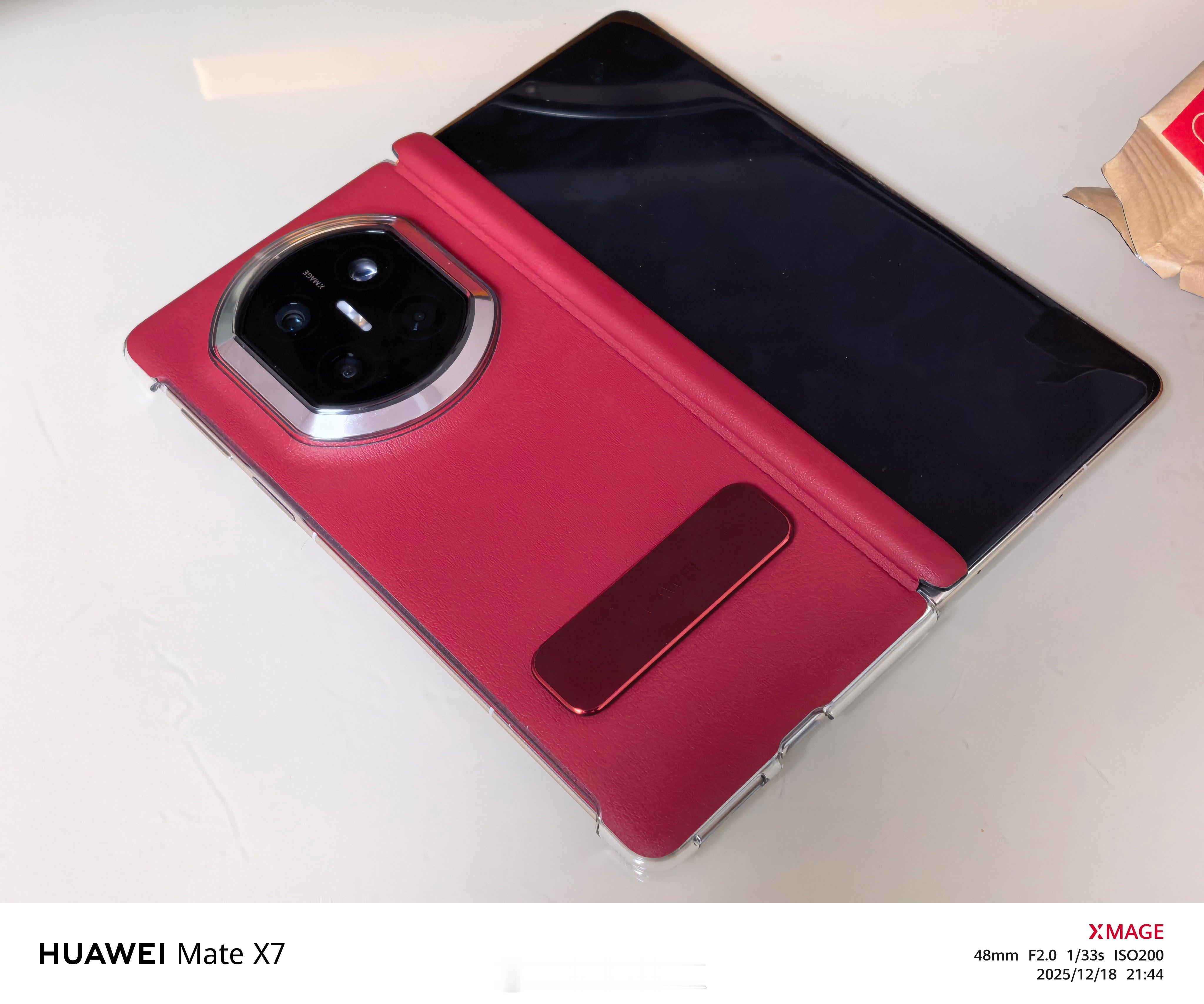 用了几天MateX7，确实好用，折叠屏字大，对眼睛也好。就给我爸又买了一个，