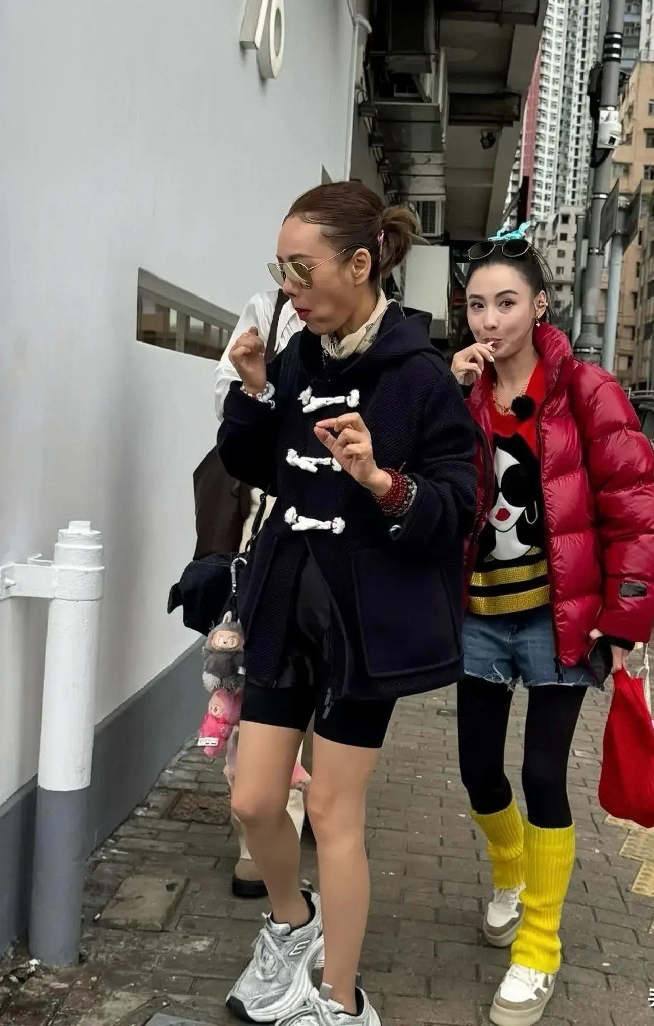 近日，宁静、张柏芝和刘嘉玲在香港逛街的画面，姐姐们真是行走的衣架，穿搭的又美又飒