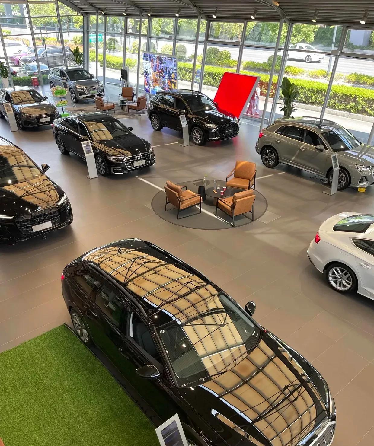 奥迪Q5，当年表弟买的时候45万落地，现在4s店的新车价才23万。说白了这个车只