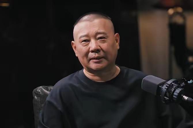 郭德纲说：“天赋这东西，我给您举个例子。我有一个徒弟叫岳云鹏，他现在红得不得了。