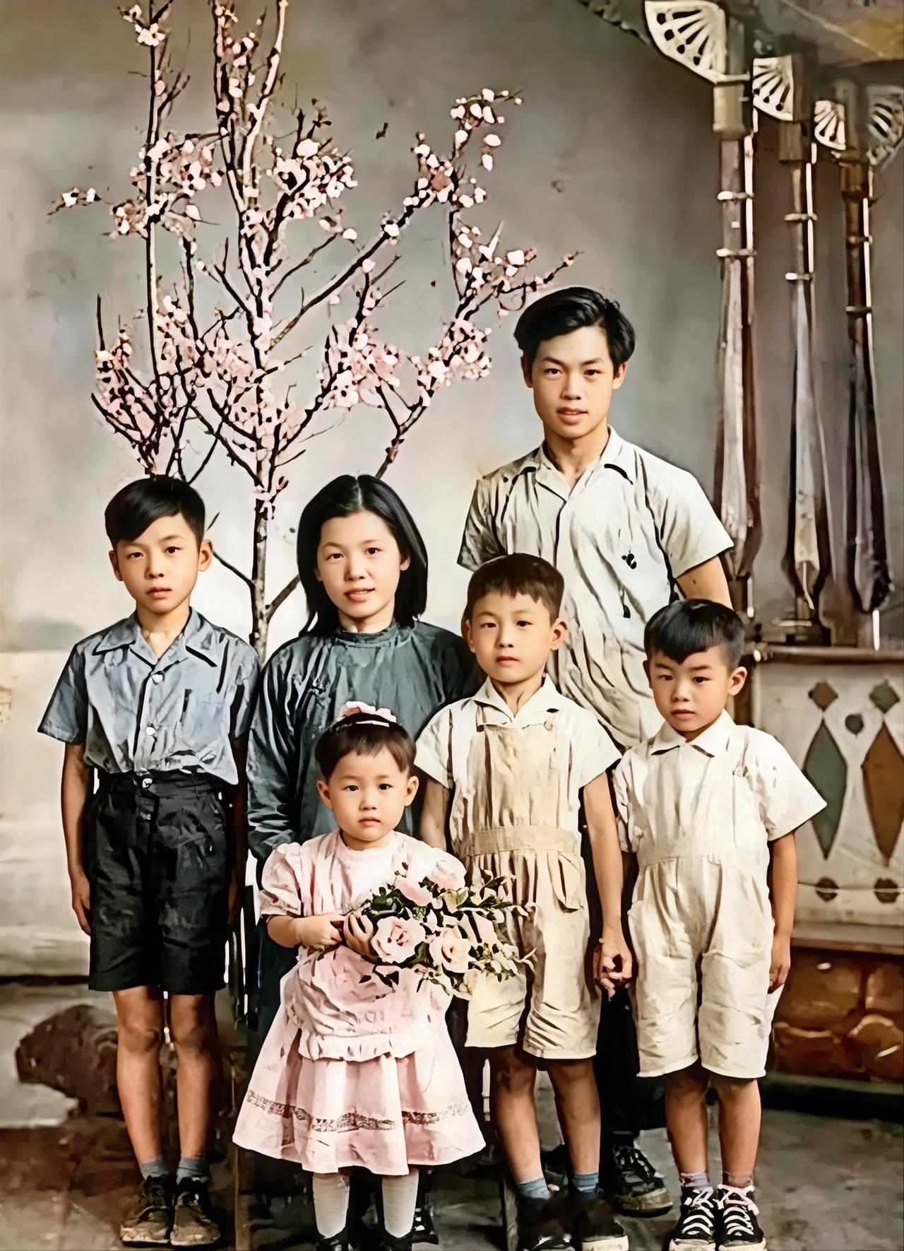 当年，作家梁晓声早年的家庭老照片。梁晓声原名梁绍生，1949年出生在哈尔滨。