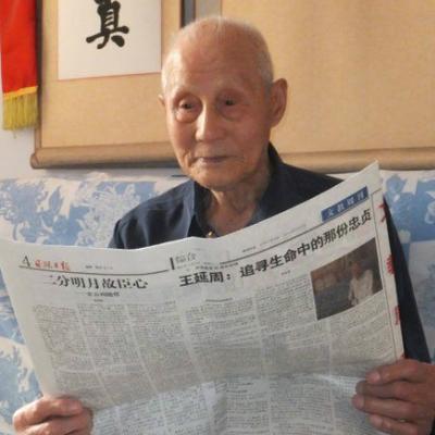 1983年，63岁老人正给领导倒水，领导低头一看，这老人竟穿着空军专用的