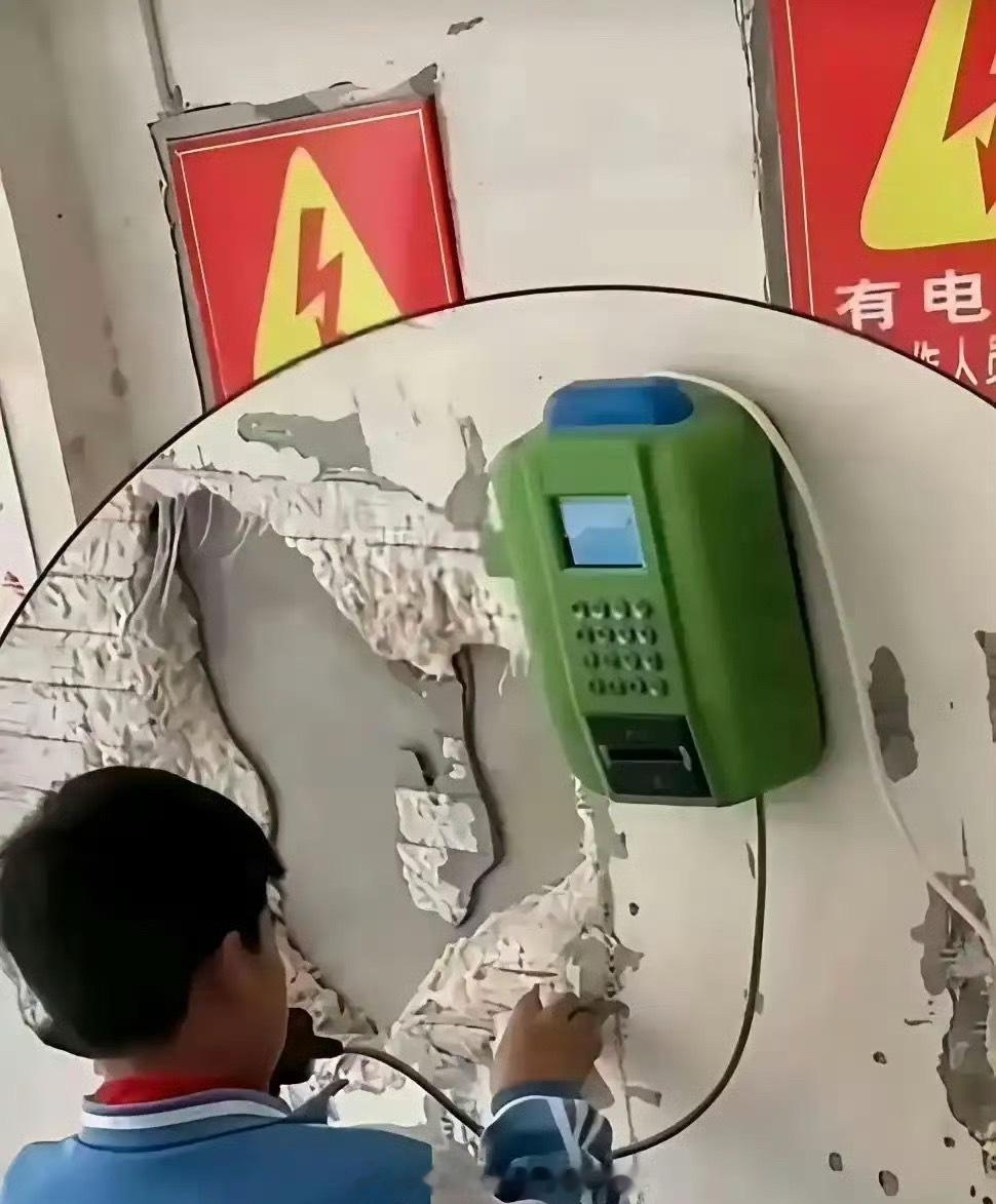 终于明白学校电话亭为什么要装块钢板了，不然打电话的功夫能扣出一套房了