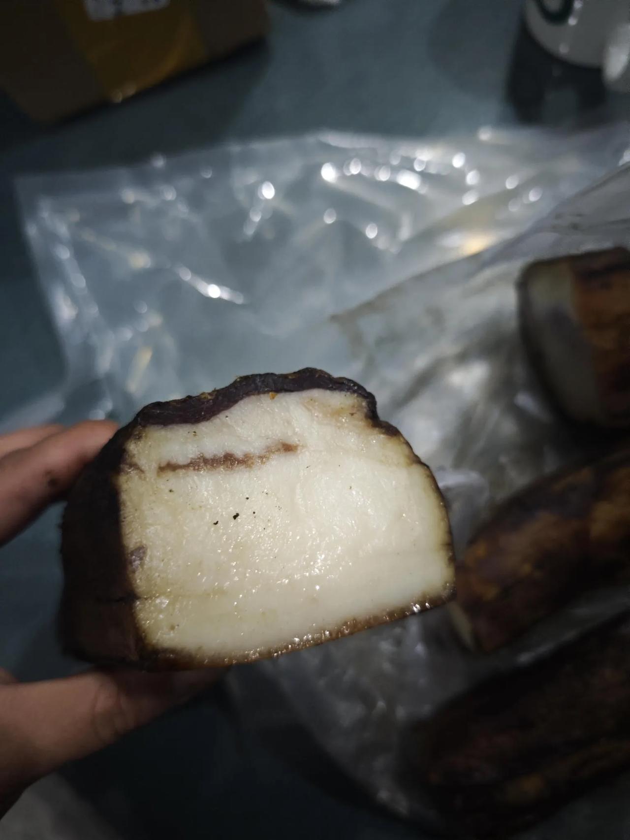 为啥直播间买的腊肉这么肥这是直播间买的腊肉，我要一条五花，让老板拿的，还帮忙切