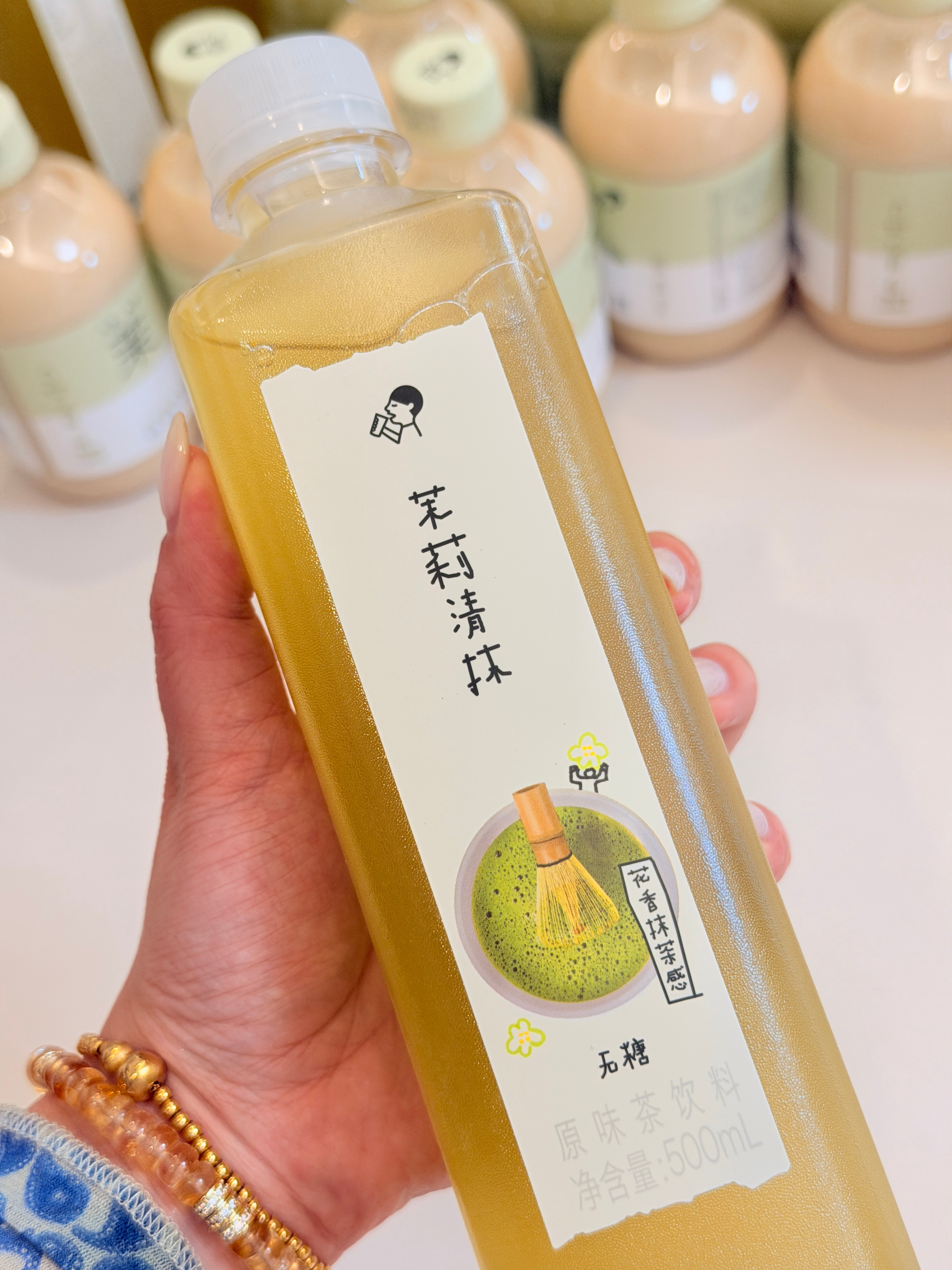 给同事们买的“春茶”到啦！我最近最爱喝的饮料，图2的喜茶【茉莉清抹】淡淡的～香香