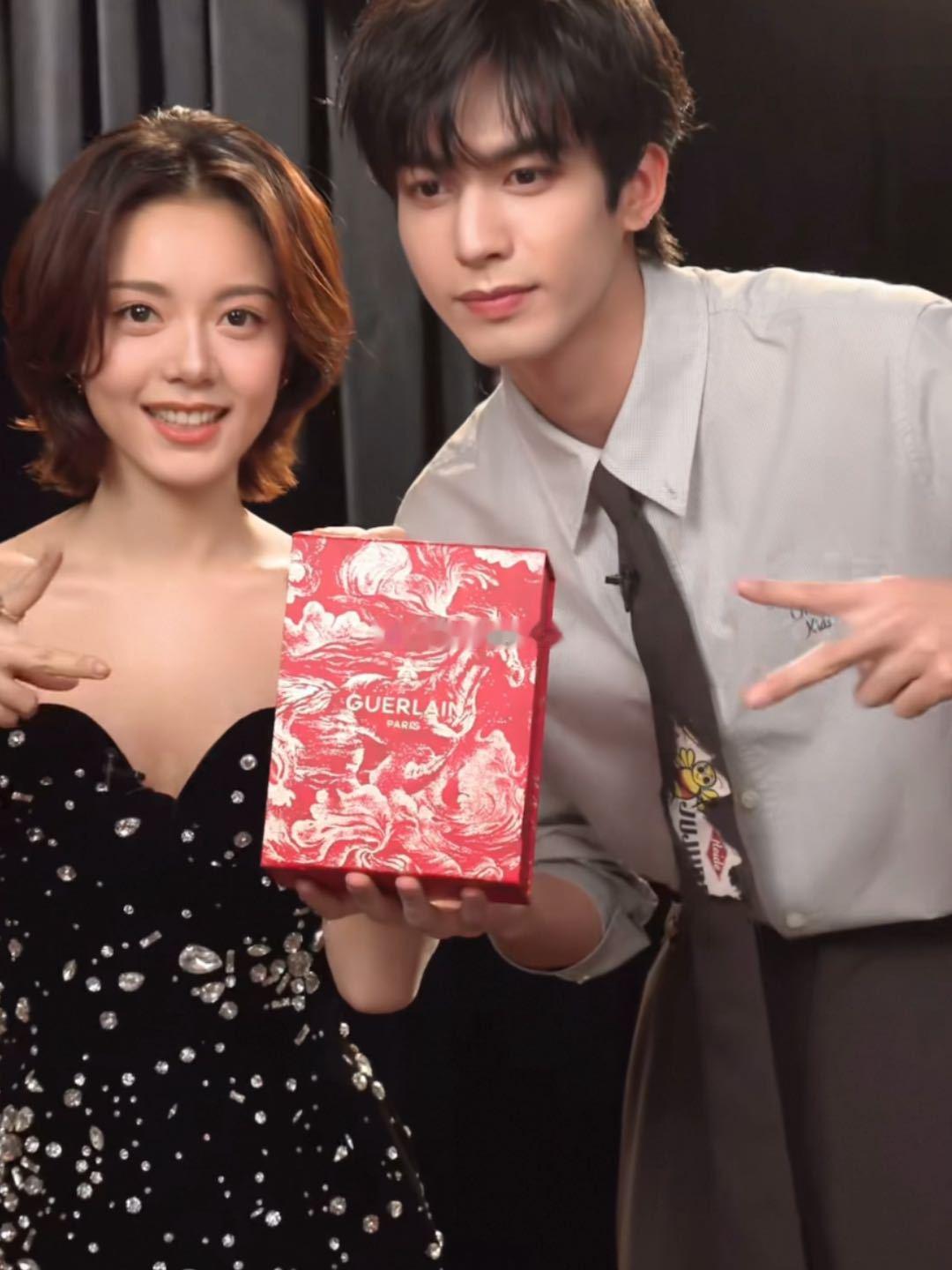 宋威龙赵今麦直播幸福感爆棚！合体终于来啦，置景用心互动超甜，豹豹猫猫还迎来专属