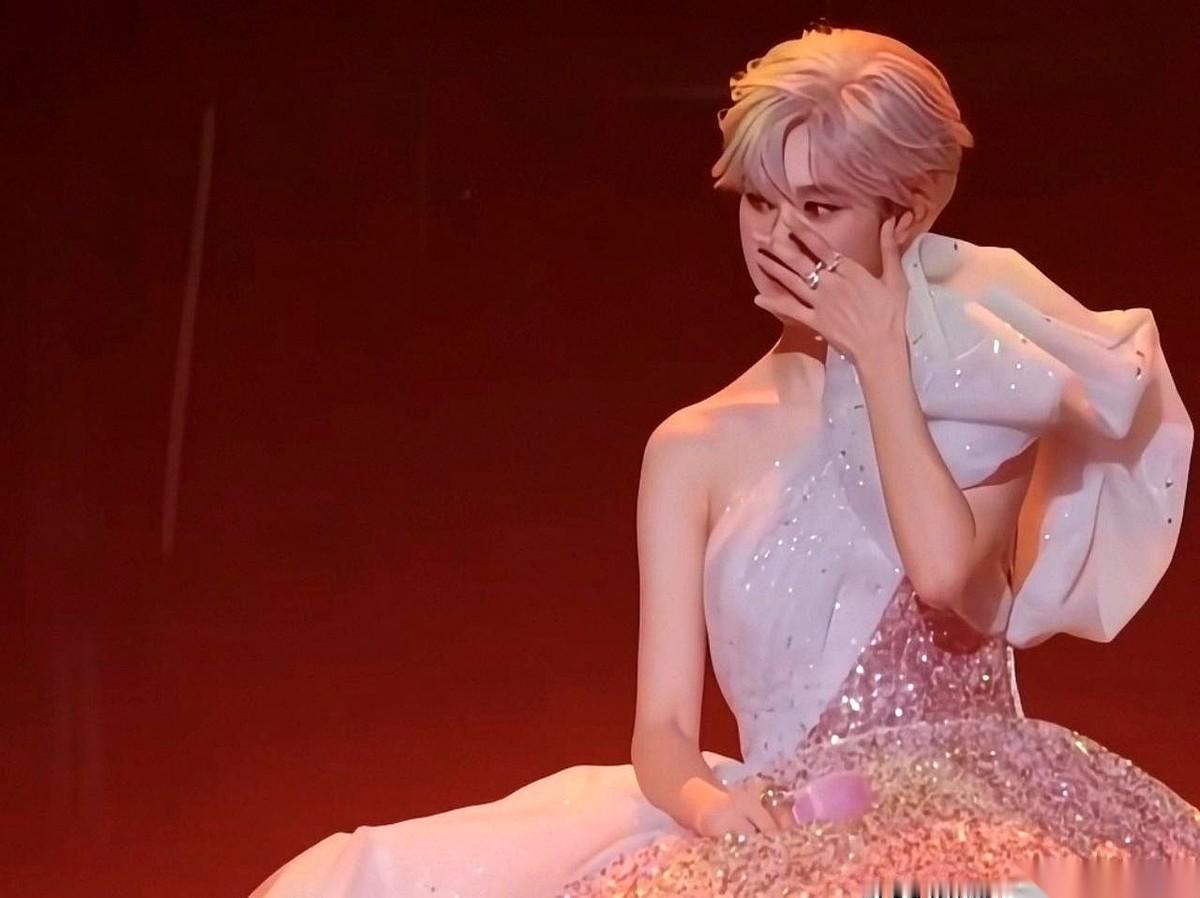 刚刷到一个舞台，直接给我看懵了。聚光灯“唰”一下打下来，汪苏泷，穿着一袭白色长