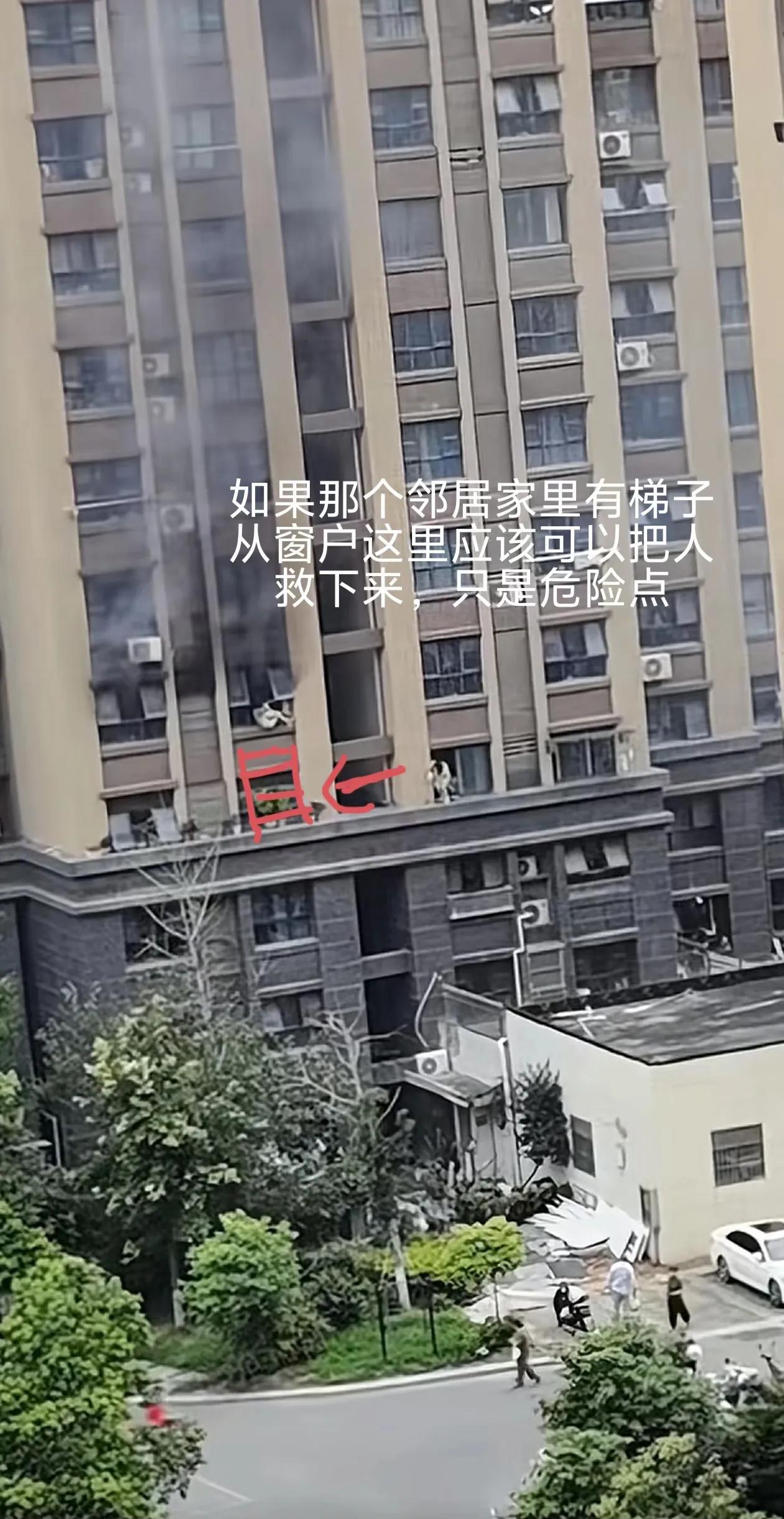 有网友给出了一个解救连云港那对母女的办法：母女在窗外的时候，4楼有人是看见了的，