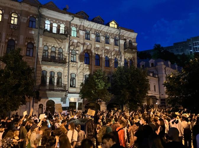 乌克兰爆发新的颜色革命，总统府被包围，泽连斯基恐被推翻由于乌克兰总统泽连斯基签