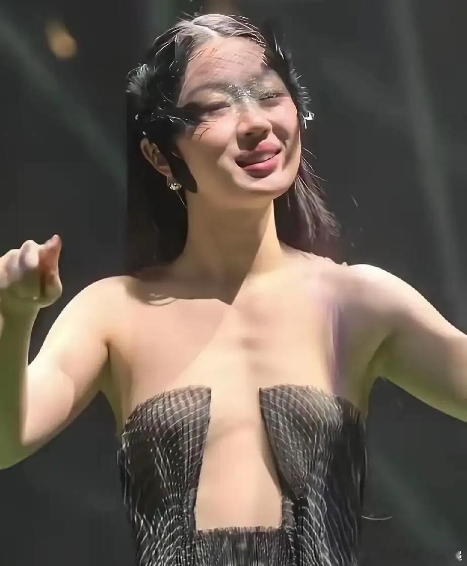 媒体：演唱会上的“衣不遮体”该治了最近，演唱会舞台的画风是越来越让人看不懂了。那英穿个铠甲胸衣，张靓
