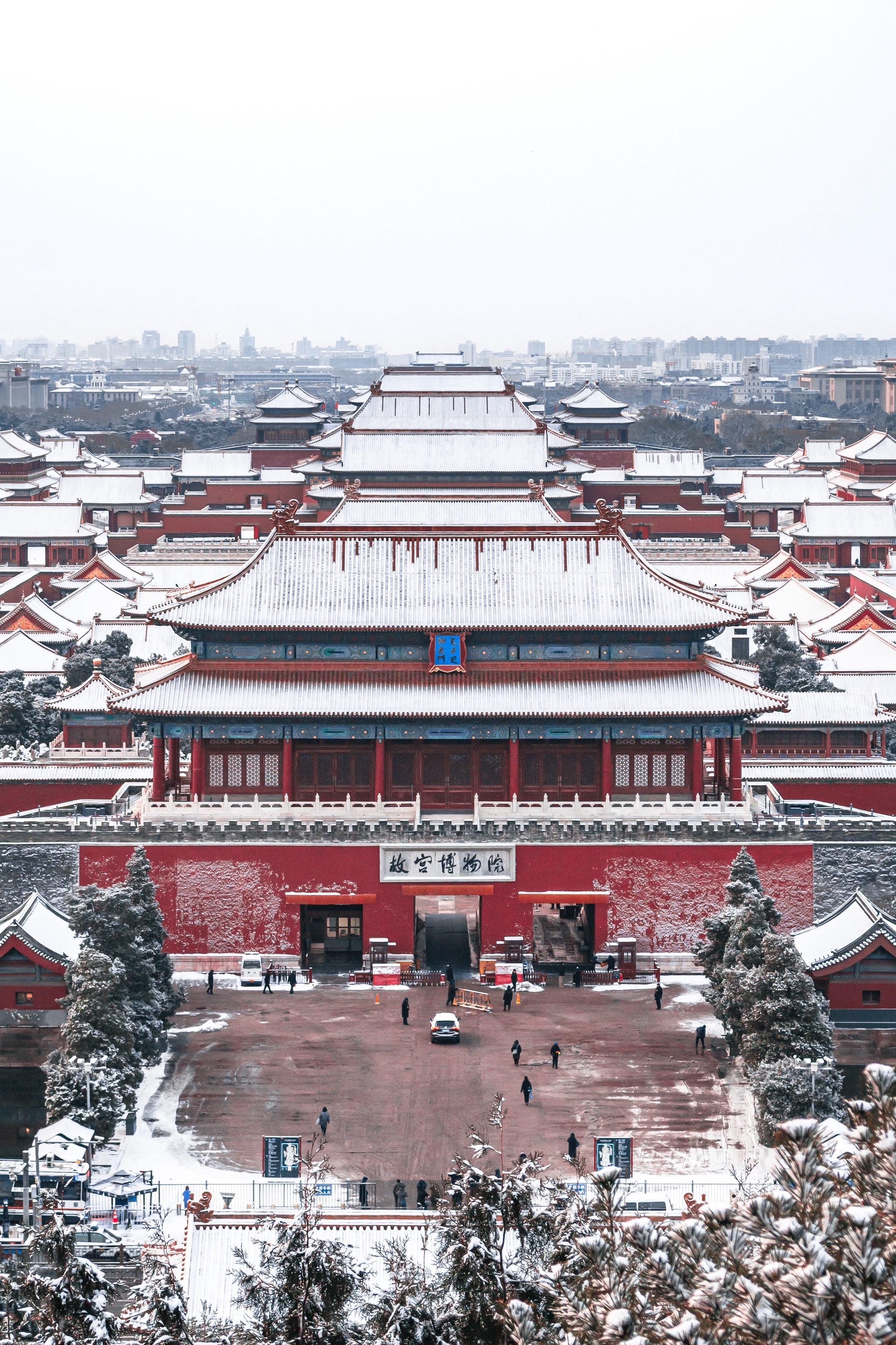 一场初雪 让北京变回了紫禁城❄️。白雪映红墙，还有比一场大雪更适配北京的天气吗？