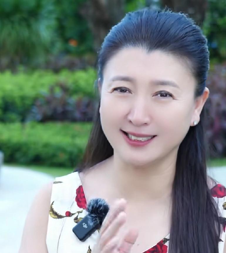 昨晚8万人，挤爆了闫学晶的直播间。账号还在，货也还在卖。但评论区已经变了天。