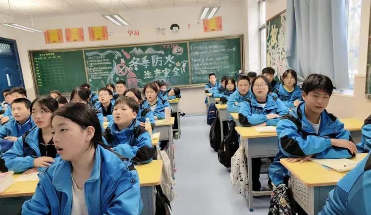 初中阶段的5个陋习，但凡有两个以上，说明孩子离退步不远了！1、拿到题就动笔，