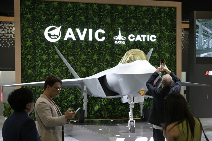 美军企创始人卷尺测量歼-35A诋毁中国战机 专家：行为艺术，极不专业