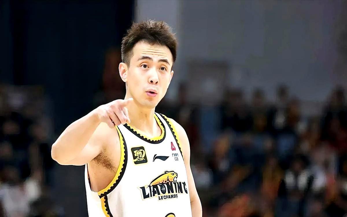 上海男篮想卫冕，休赛期务必拿下这3人。刚捧起冠军奖杯，办公室里的人就没闲着，已