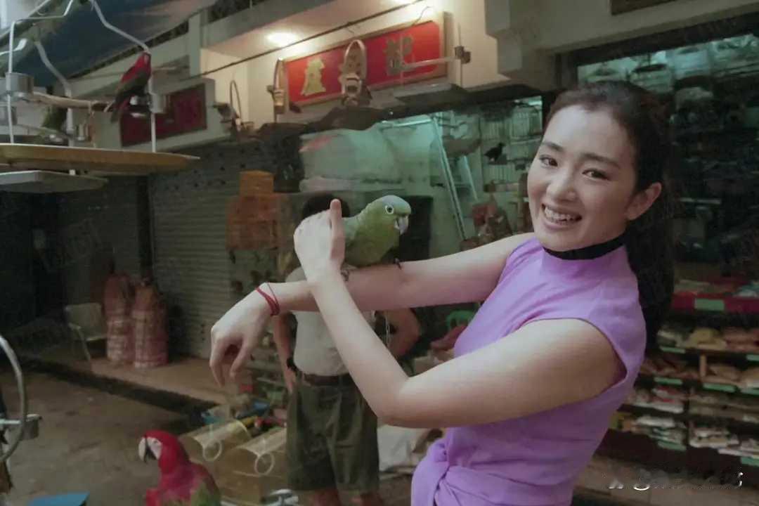 1999年的巩俐在香港街头玩耍，整个人透着满满的快乐劲儿，脸上的胶原蛋白肉眼可见