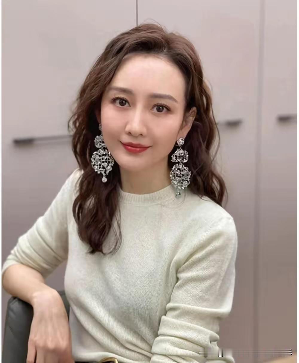 坐拥北京大平层的王鸥，条件出众，却在与何九华的感情里受挫。很多人以为何九华只是普通相声演员，实则是家