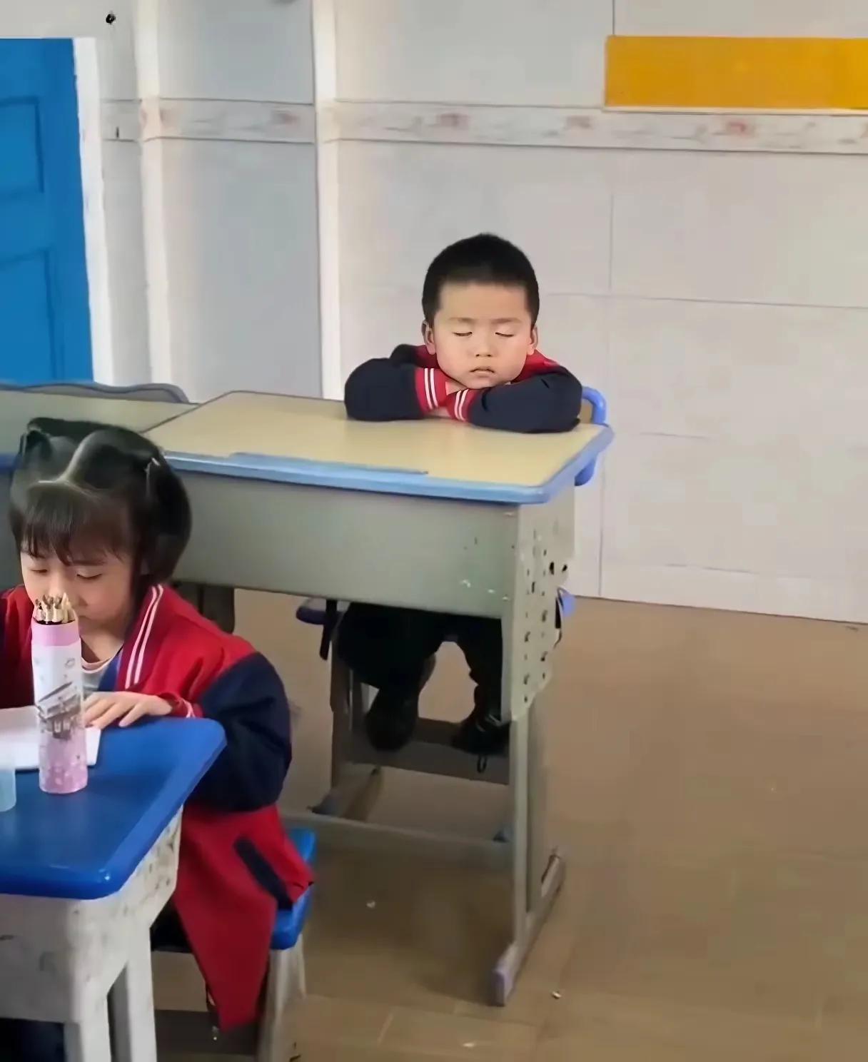 去年还在幼儿园，每天都睡午觉，今年才上一年级还没适应，总得给个缓冲时间吧？这么小