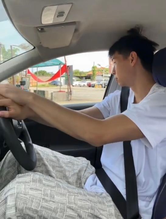 崔永熙忙里偷闲学考驾驶证，这么大的体格坐在驾校的小车里也真是挺憋屈啊！崔永熙现在