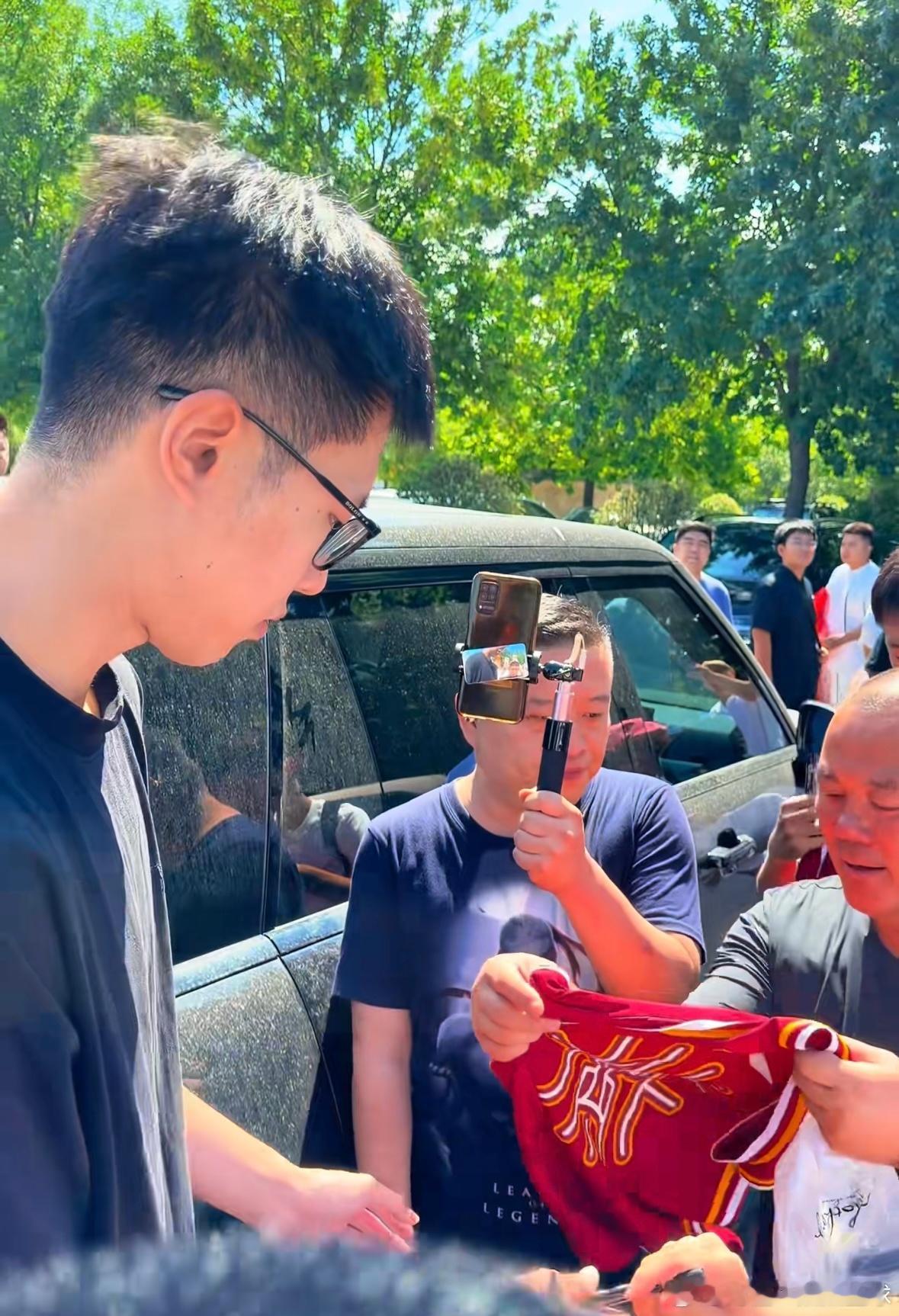 赵嘉仁正式抵达山西，浙江广厦男篮开启球员超市引热议今日，赵嘉仁落地山西，还为球迷
