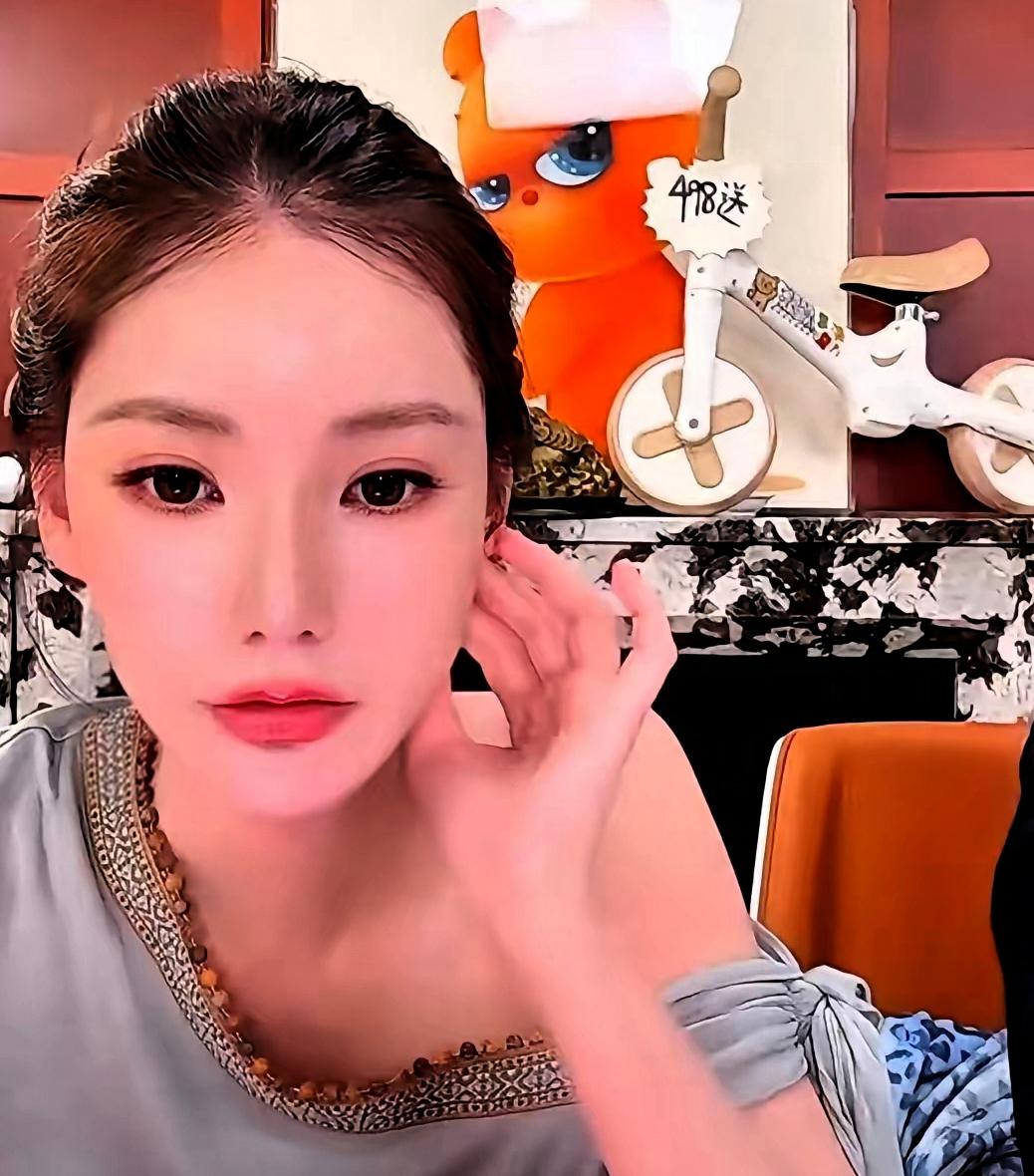 小杨阿姨她开始只是帮工,汪小菲家里的,没啥本事,做饭不行,电器也不会,