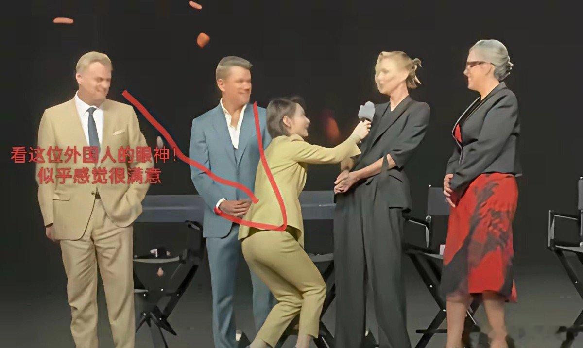 “同一双腿，到底是站还是跪”上海卫视女主持人陈璇半蹲式采访火了！把广大的网友们气