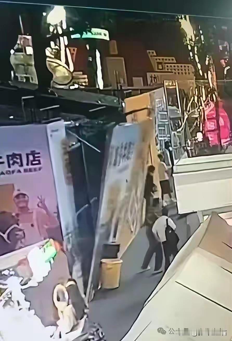 11月10日晚，佛山创意产业园里一场意外让人惊出冷汗。38岁的邹先生和妻子在泡泡