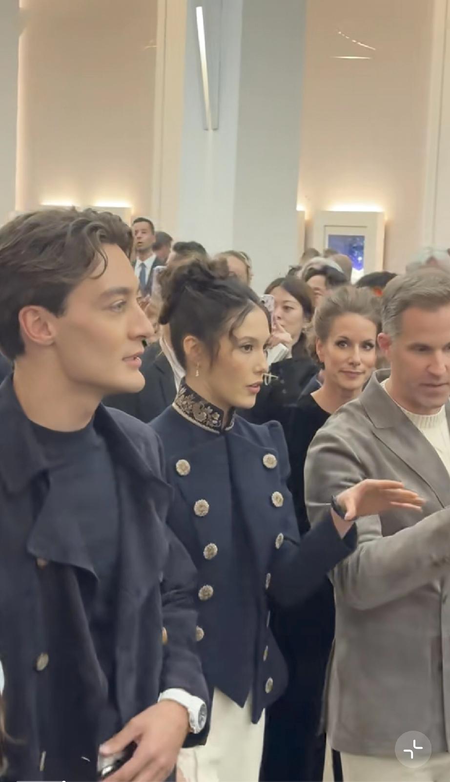 4月15日，谷爱凌好厉害，现身日内瓦与知名赛车手拉塞尔一起参加活动，谷爱凌像是外