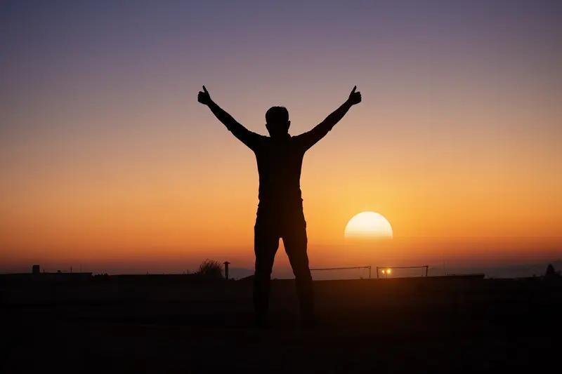 这个男人总喜欢在下午两点半偷偷买票。因为在尾盘介入符合条件的票，次日高开的概