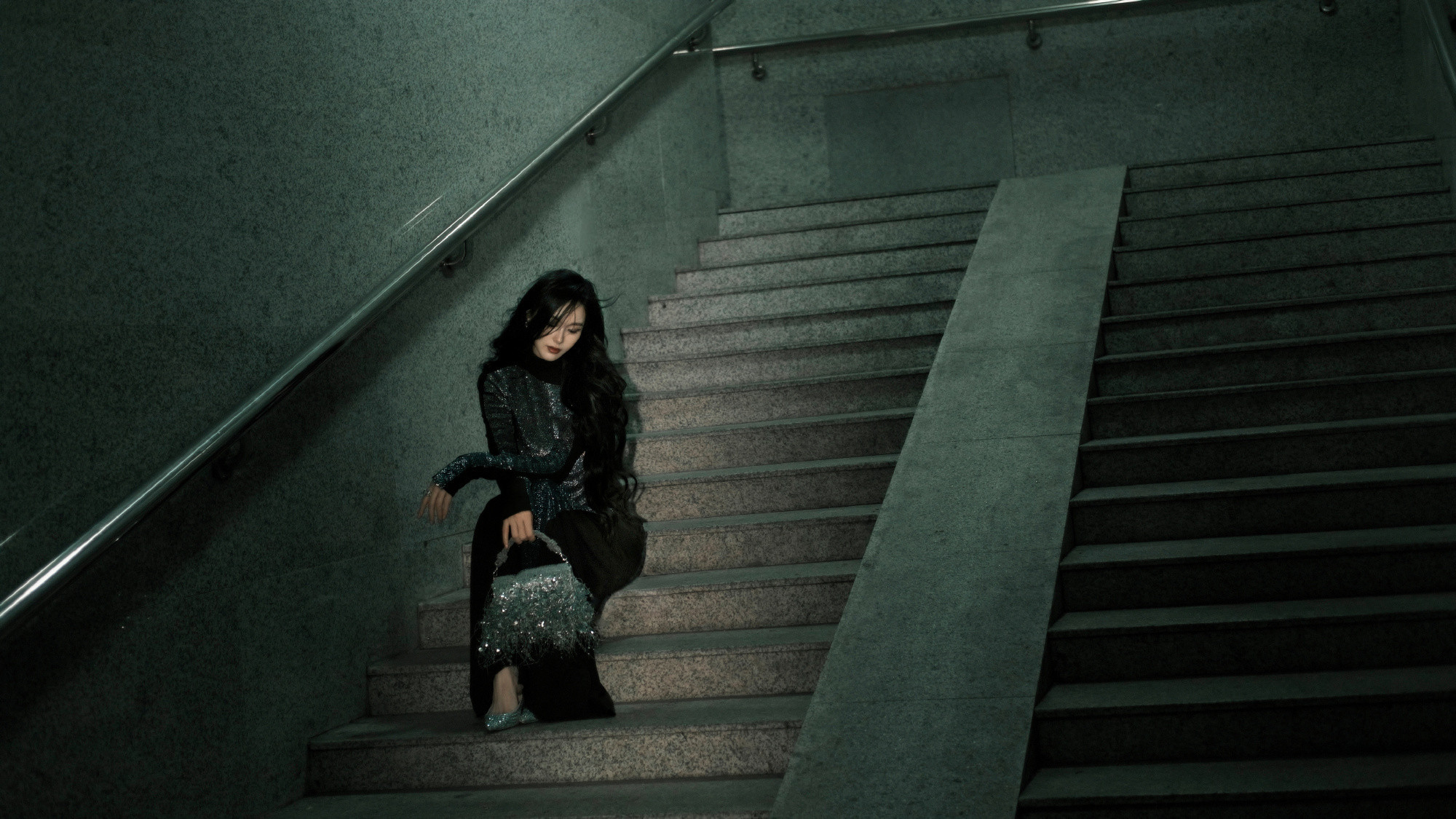 唐嫣，卷发红唇黑衣妆造，街角的浪漫。唐嫣状态