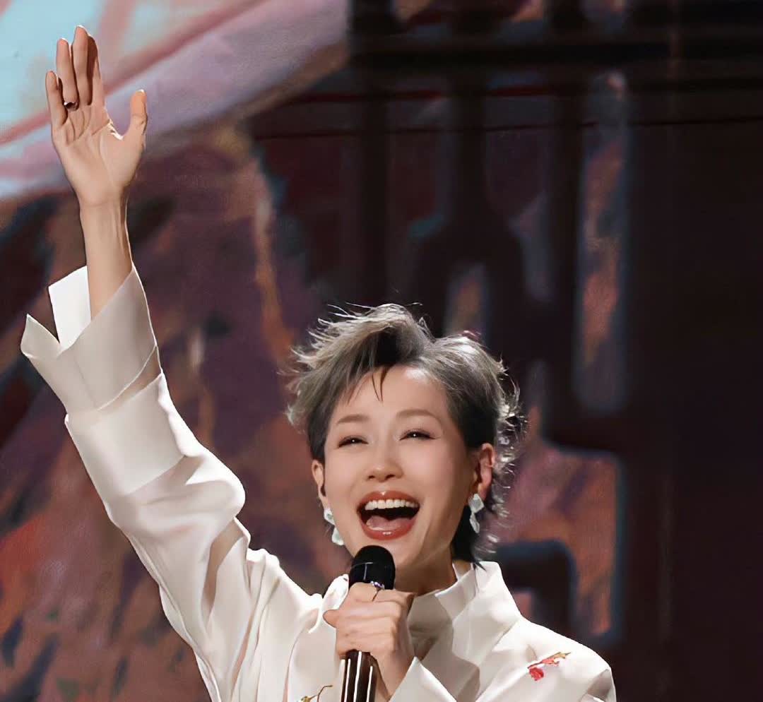 叶童，我一直以为她只要不塌房新白娘子可以保她一辈子但是她的决定让我意