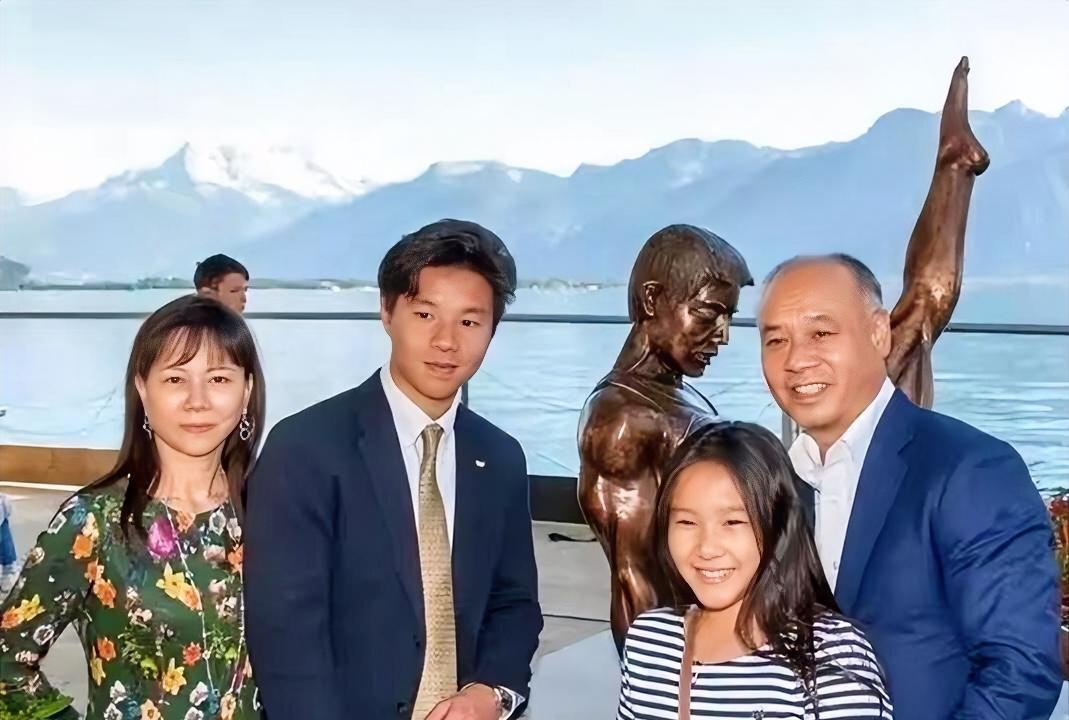 看看李宁一家多幸福，儿子帅气，女儿美丽，妻儿陈永妍气质优雅！两个孩子起的名字起的