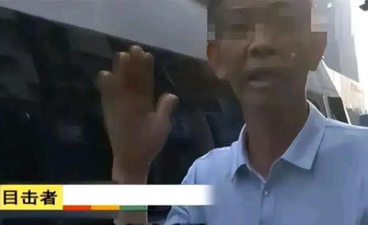 你让吗？”2014年，郑州老人乘公交，因小伙不肯让座连扇小伙4巴掌，不料心脏病发