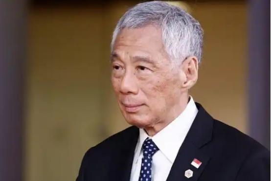 有些人不知道，目前新加坡人不希望西方落后于中国的，他们整天在呼吁西方要防备中国。