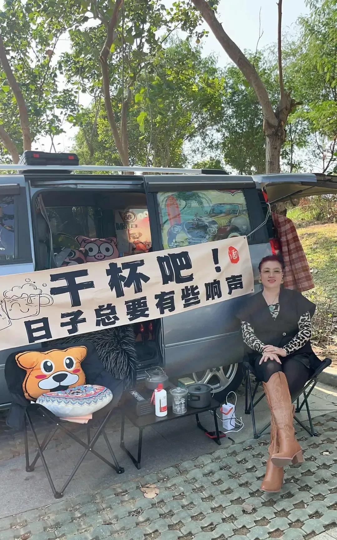 80后大姐花五千块买了辆二手五菱宏光，手动挡、掉漆、公里数快报废，她直接铺块木板