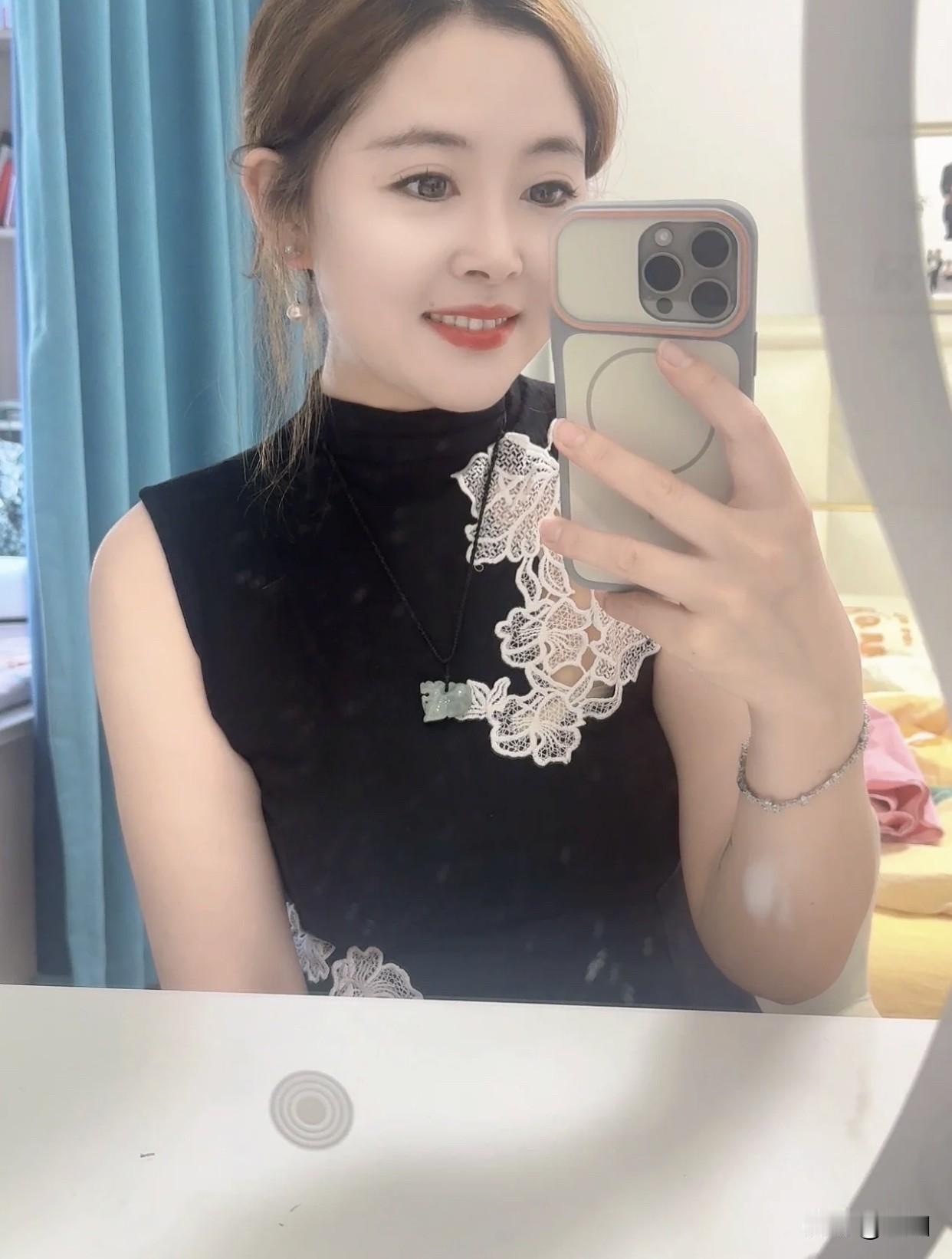 为了让温柔感更上一层楼，可以搭配一双精致的豹纹高跟鞋，温柔中不失霸气范儿