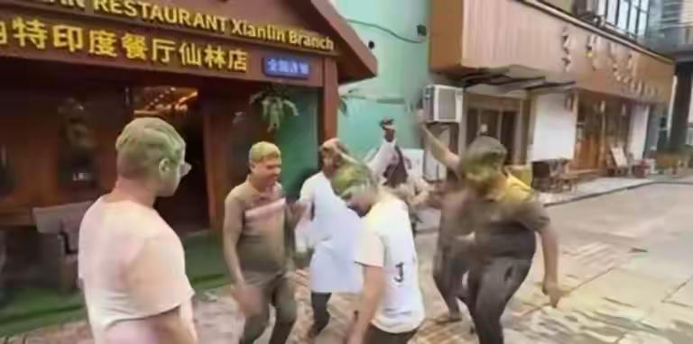 “这是对印度文化的偏见！洒红节是我们最重要的节日，只是撒点粉而已，至于罚款又停业