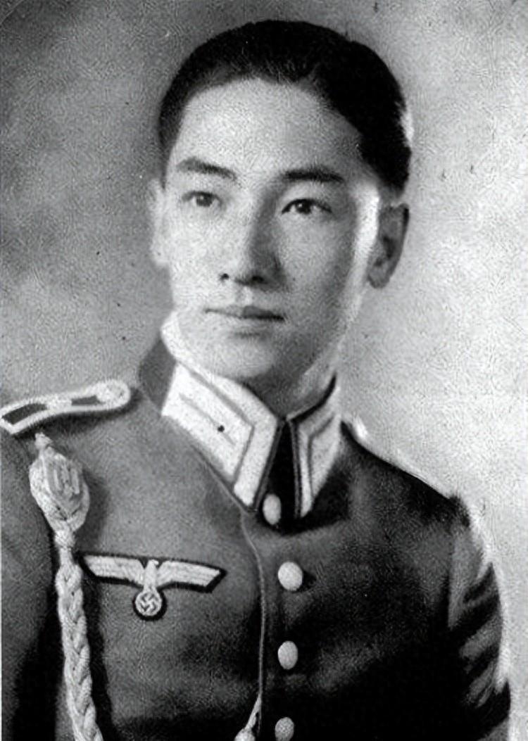 蒋纬国25岁时乘火车遭国军少将硬要换配枪，最终事情如何解决？1946年夏，湘西