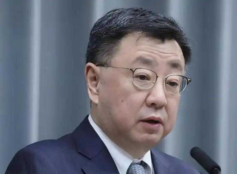 在中美双重压力下，日本吃不消了，公开表示无法接受中国出口管控措施，呼吁中方尽快取