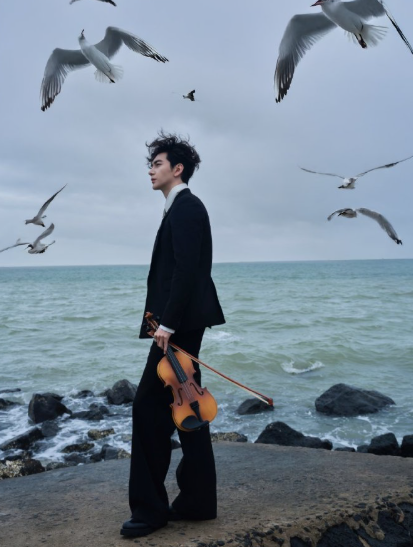暗黑美学氛围感拉满，利落造型衬得身姿笔直，他如旷野中孤独的演奏家。提琴般雅致与磅
