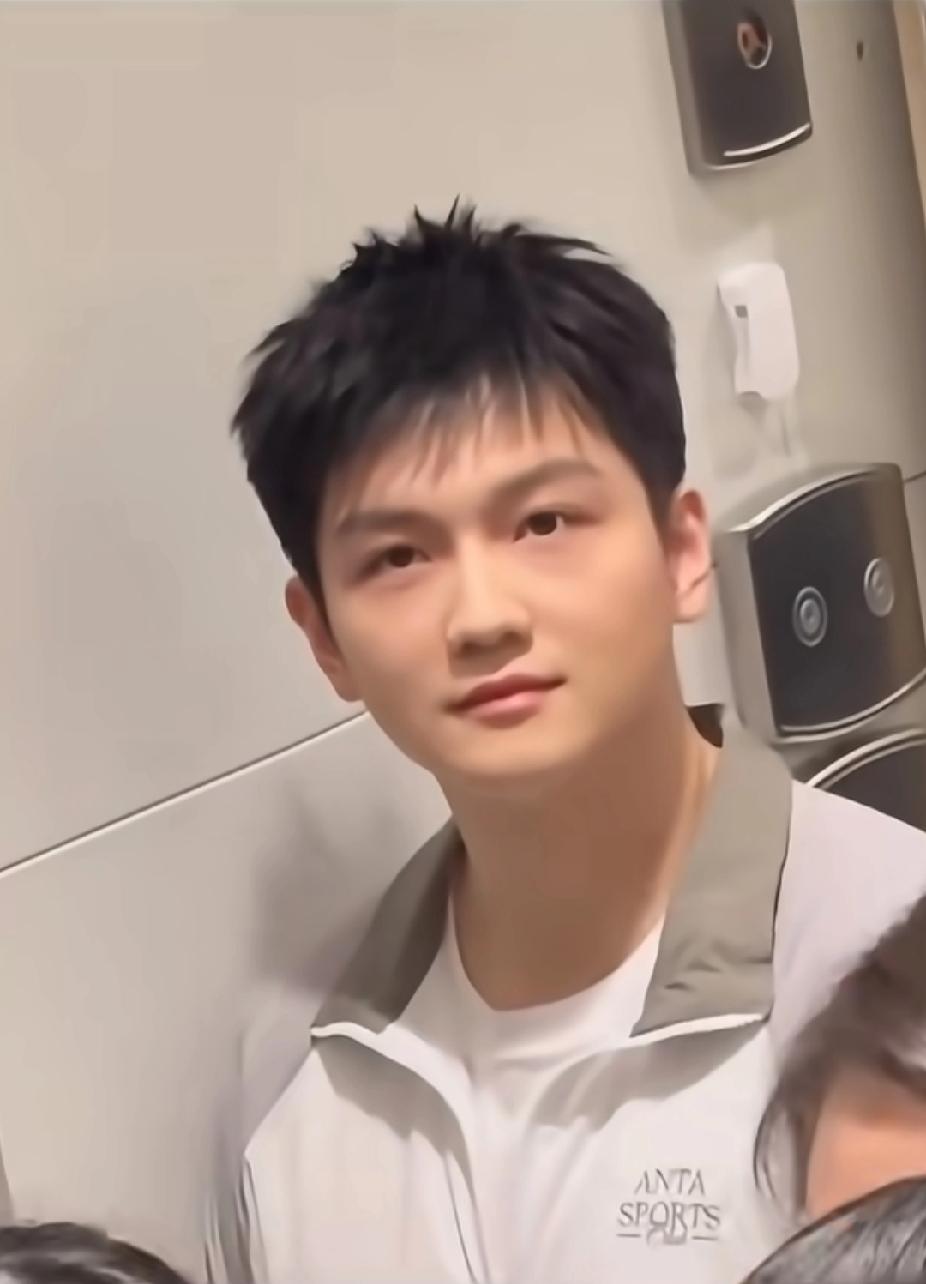 电梯偶遇樊振东，这是什么神仙运气✨刷到这张图真的酸了！等电梯都能偶遇樊振