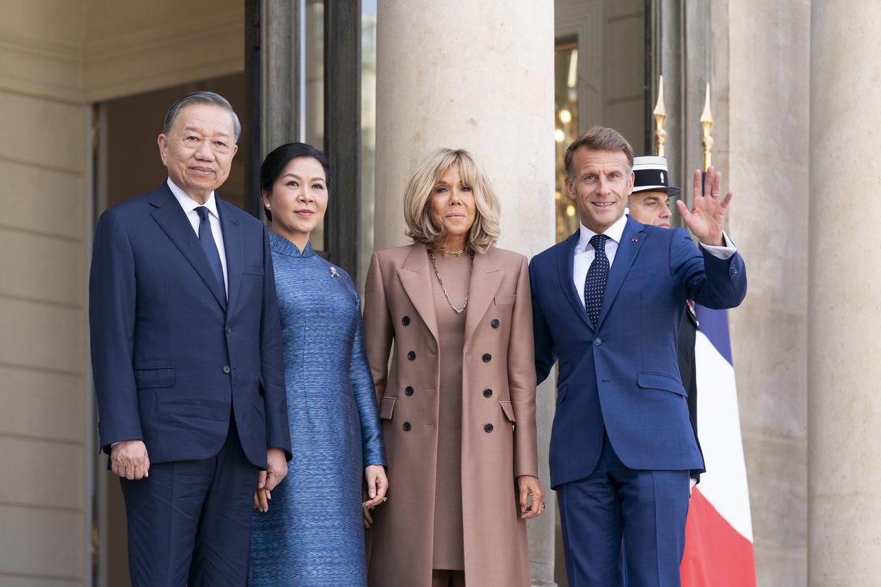 法国总统马克龙今天写道：“很高兴在巴黎接待越南国家主席苏林。不止停留在口头表述，