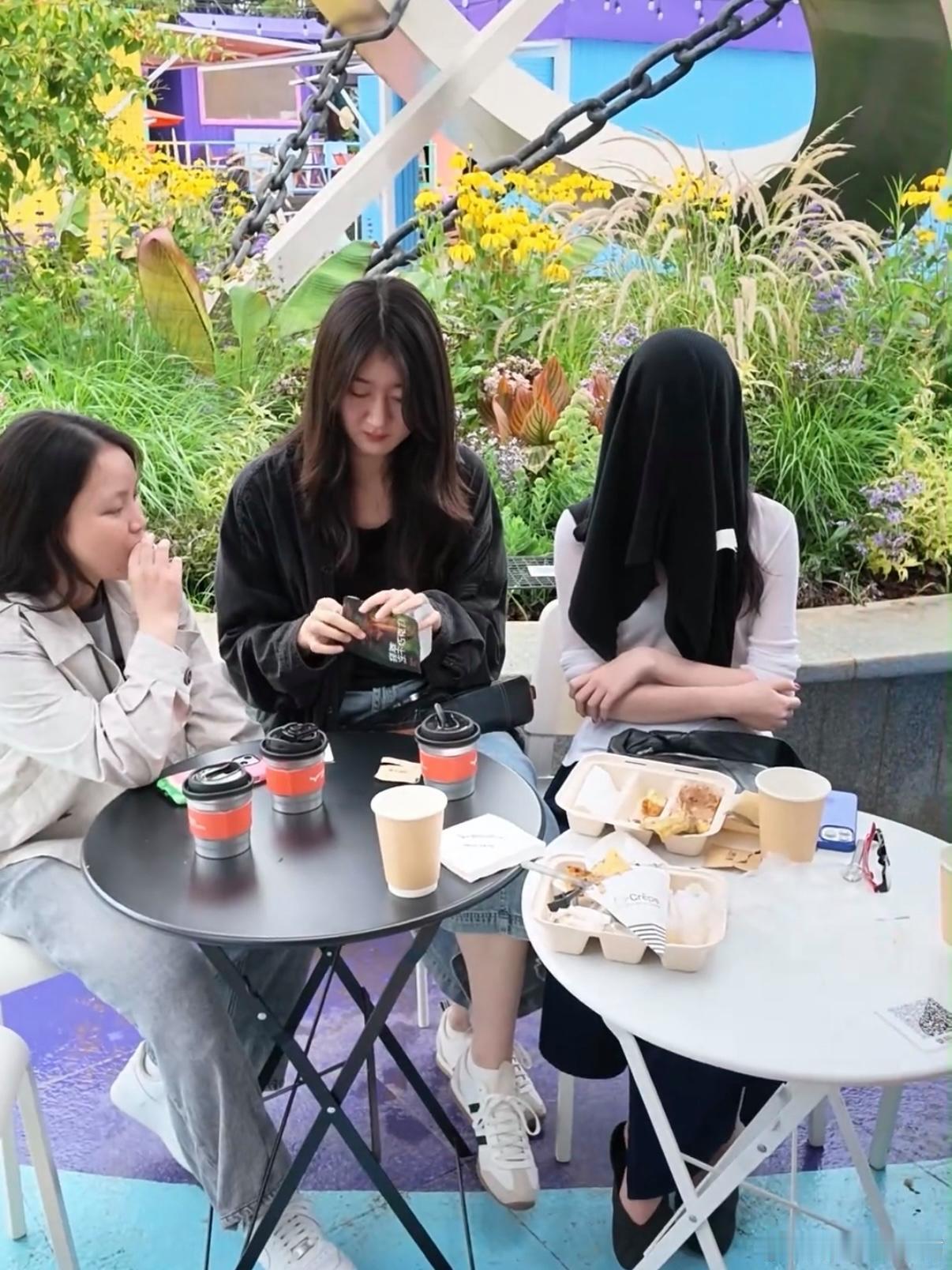 李亚鹏咖啡店开业，俩女儿和侄女现身支持，李嫣举手投足气质超好