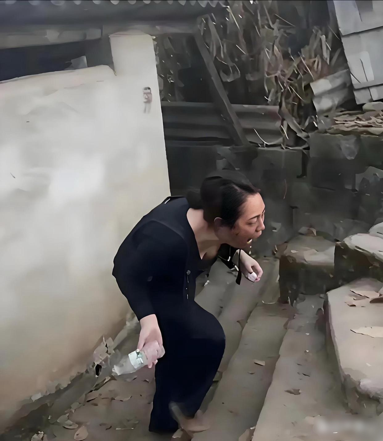 敢上这种厕所，还敢带手机