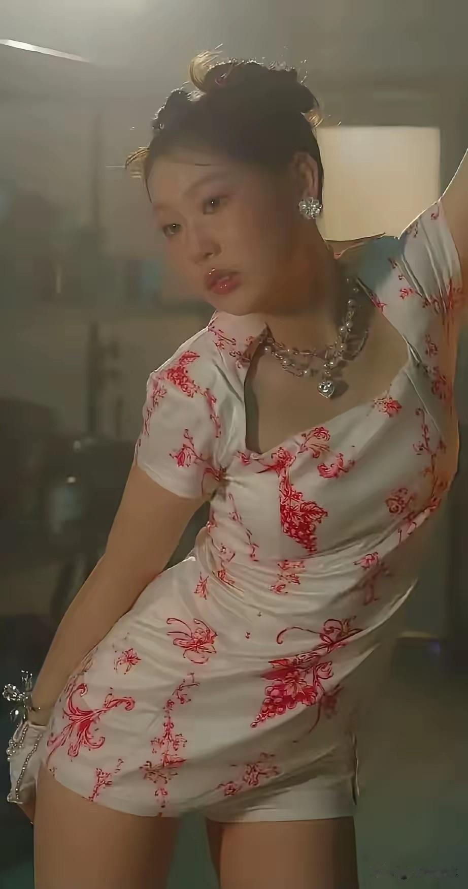 小沈阳女儿，铁定吃娱乐饭了。沈佳润，艺名NINA，读的是国际艺术高中，