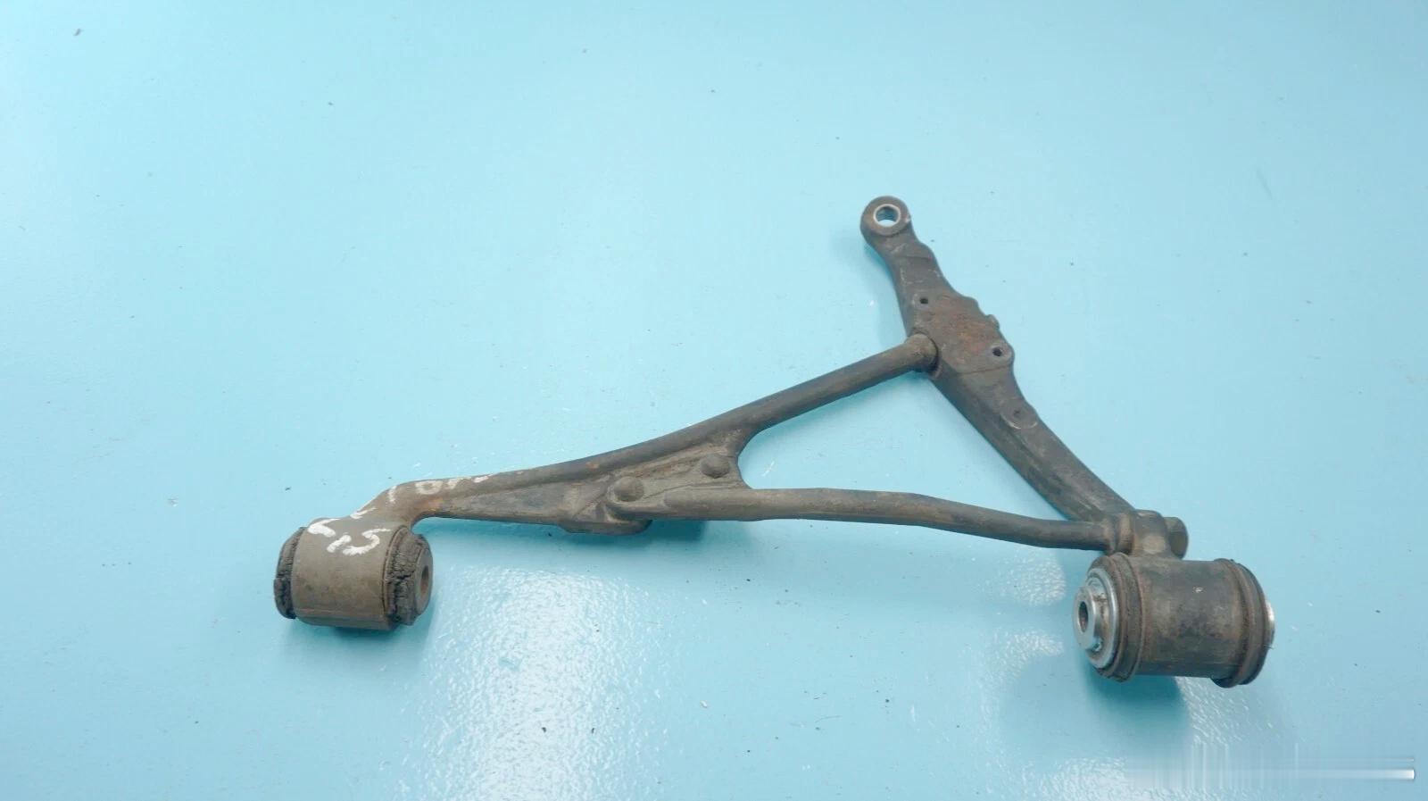 奔驰1977W116的三拼前下臂。。。