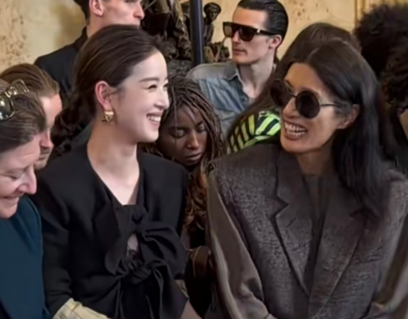 章泽天情商不是一般的高两个外国名媛隔着她聊的热火朝天，章泽天落落大方的做个倾听