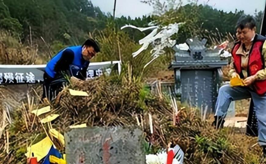 贵州一女子在给母亲的墓地扫墓时，发现旁边有一个长满荒草，无人祭扫的墓地。之后，女